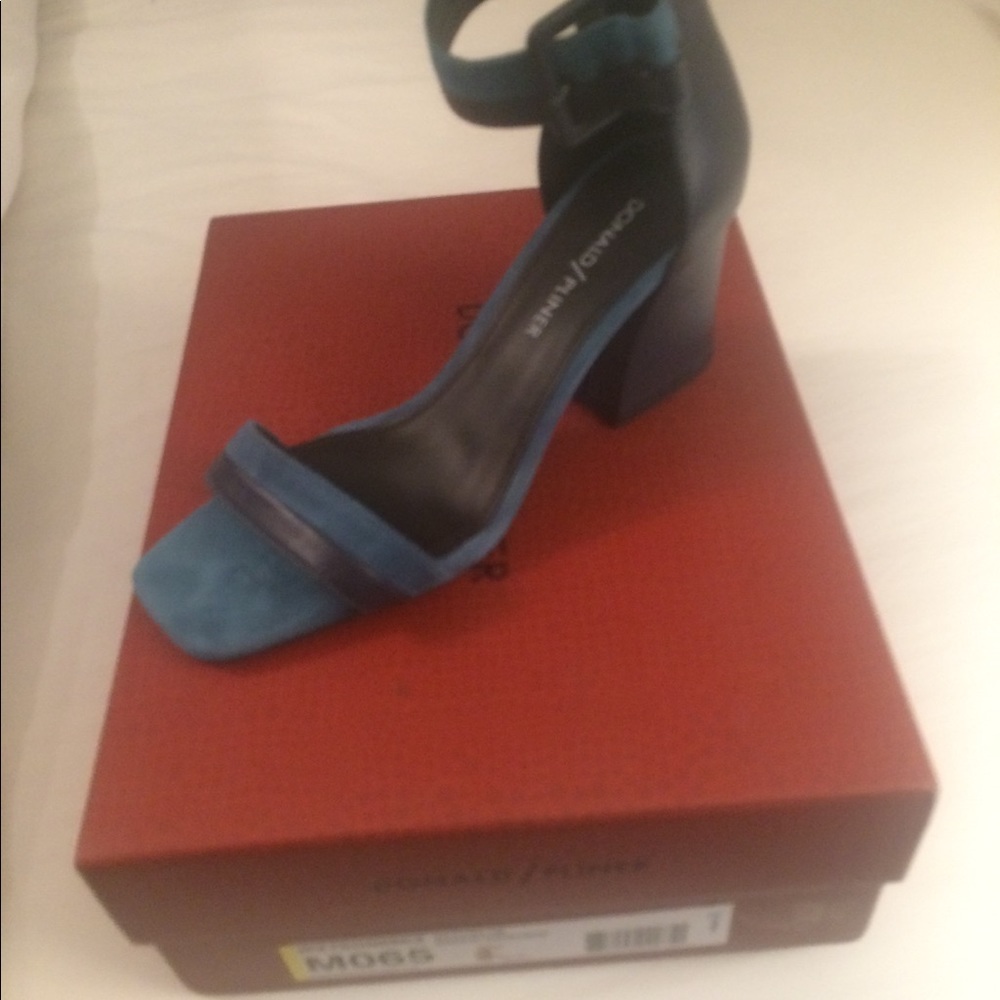 Donald Pliner Napa kidsuede 2 tone blue sandal 6.5